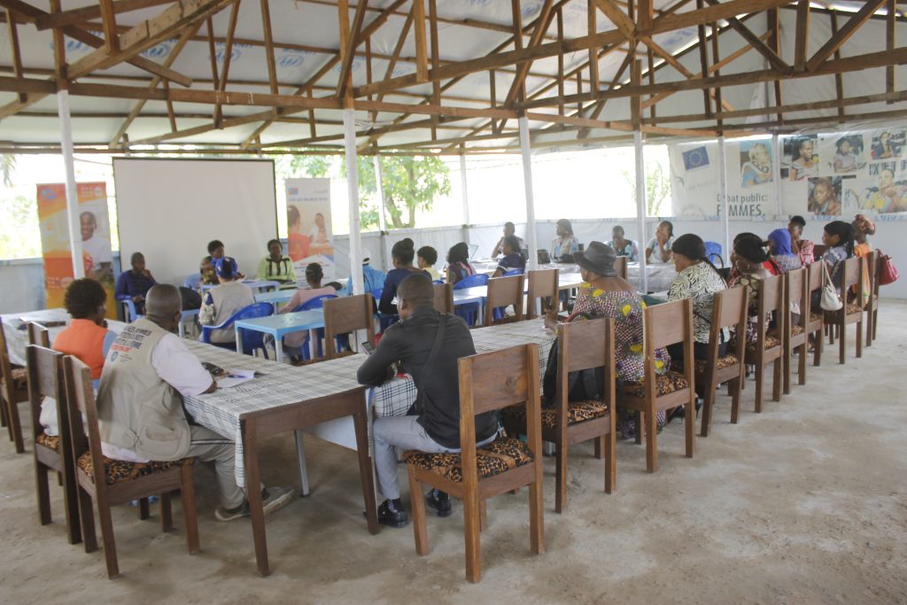 Les Organisations à leadership féminin du Kasaï Central à l&rsquo;école du savoir en matière de prévention, mitigation des risques et réponse VBG. Fmmdi et Caritas assurent la police sur financement UNFPA.