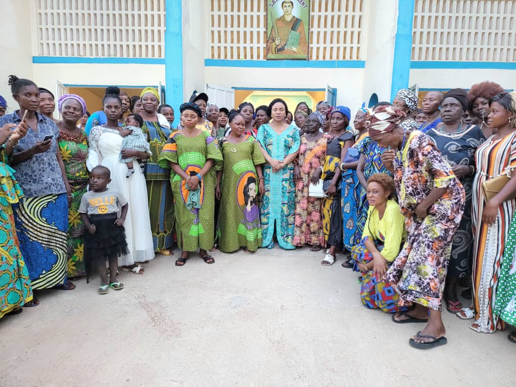 Kasaï Central : En l’honneur du mois dédié aux droits de femmes, FMMDI communie avec des femmes et filles dans les périphéries de Kananga.