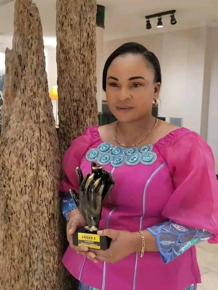 Soirée Bravo X, le Trophée du vaillant africain : Nathalie KAMBALA Luse remporte le PRIX de la solidarité pour sa lutte acharnée en faveur de l&rsquo;Egalité des Genres.