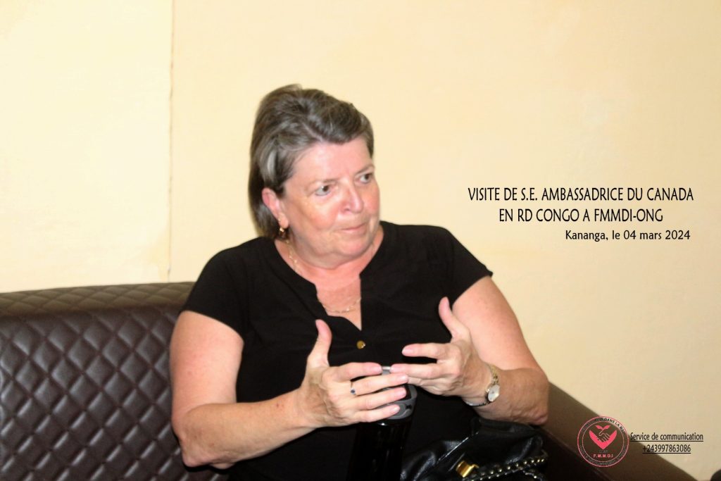En visite à Kananga, l&rsquo;Ambassadrice Canadienne palpe les résultats du projet de FMMDI sur l&rsquo;accès des femmes aux postes décisionnels.