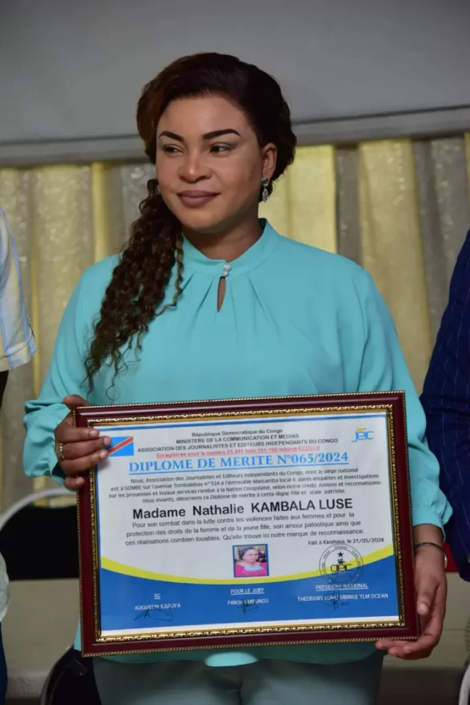 RDC: Nathalie KAMBALA LUSE obtient un diplôme de mérite et Trophée pour sa lutte contre les VBG avec FMMDI, plébiscite de l&rsquo;EJEIC.