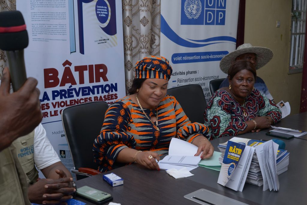 Lutte contre les VBG : Nathalie Kambala présente son ouvrage « Bâtir la prévention des violences basées sur le genre à la racine » à la crème intellectuelle de Kananga